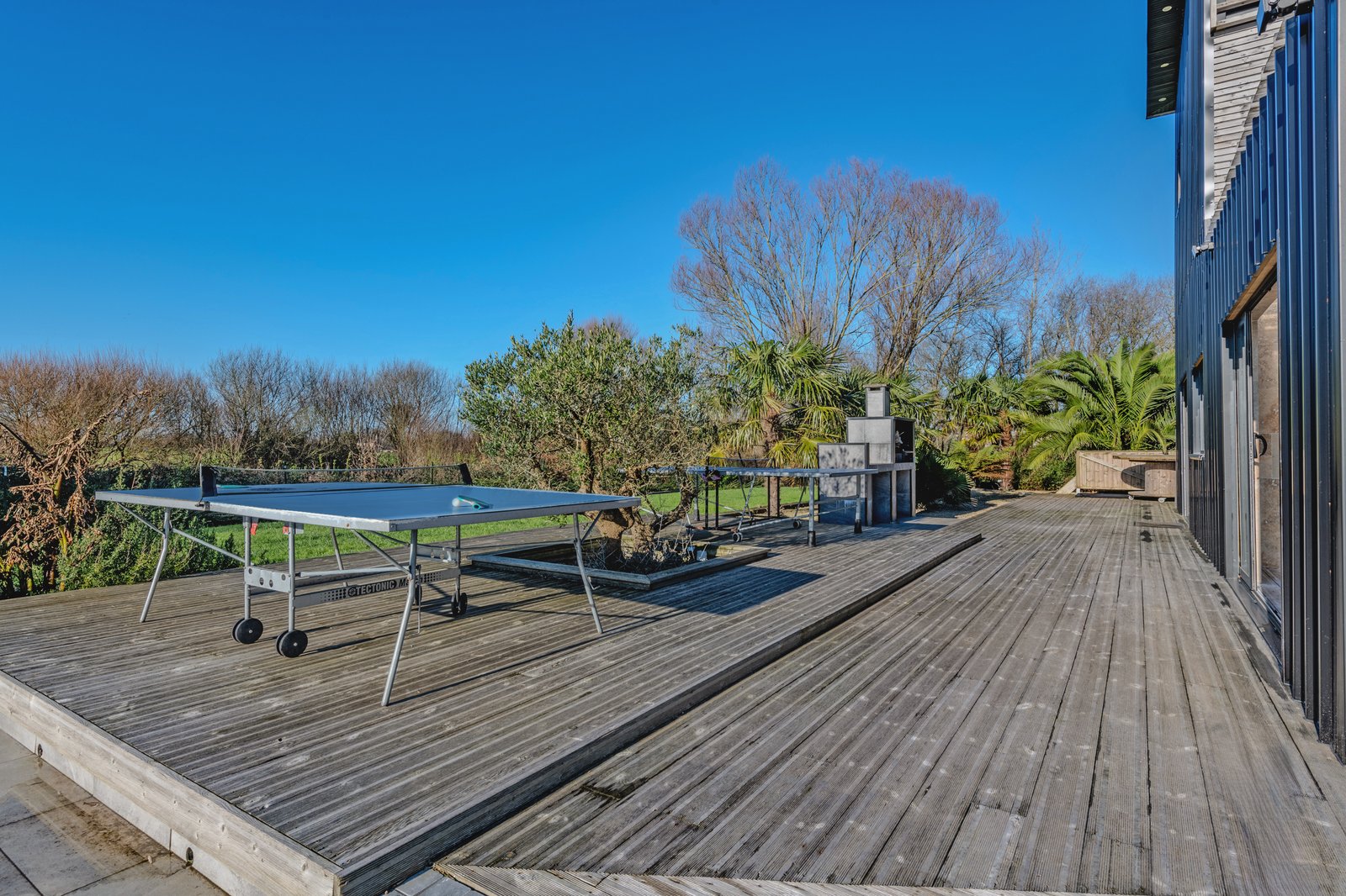 Terrasse avec ping-pong